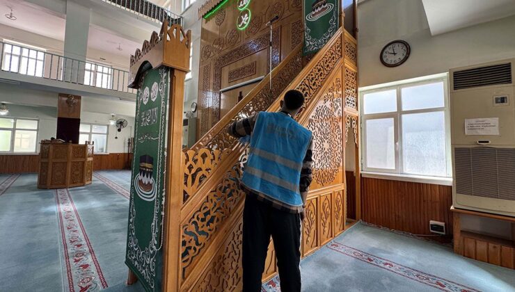Elazığ’da yükümlüler camileri Kurban Bayramı’na hazırlıyor