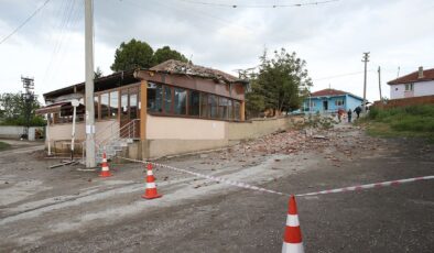 Eskişehir’de yıldırım isabet eden caminin minaresi yıkıldı