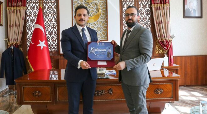 Gürpınar Kaymakamı Erdem, kurbanını TDV’ye verdi