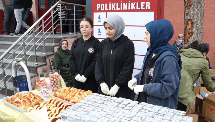 Kayseri’de lise öğrencileri hastane önünde hasta ve yakınlarına ikramda bulundu