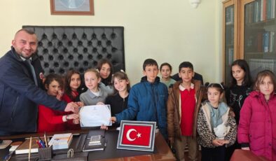 Köse’deki ilkokul öğrencilerinden Filistin’e destek