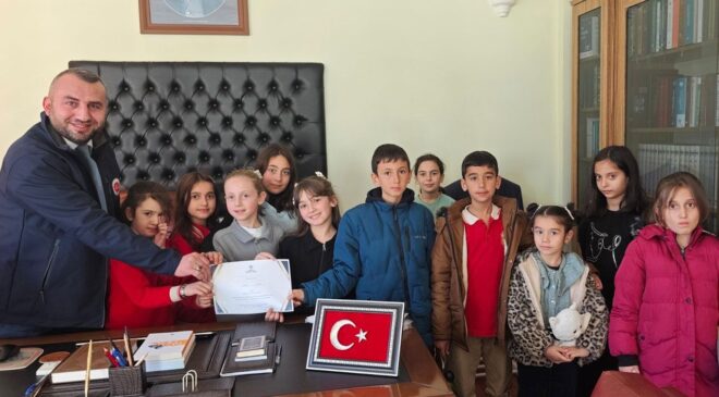 Köse’deki ilkokul öğrencilerinden Filistin’e destek