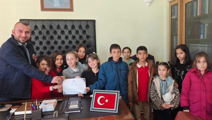 Köse’deki ilkokul öğrencilerinden Filistin’e destek