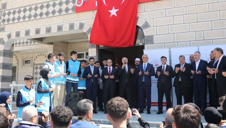 Muş’ta Diyanet Genç Ofisi ve TDV Kitapevi açıldı