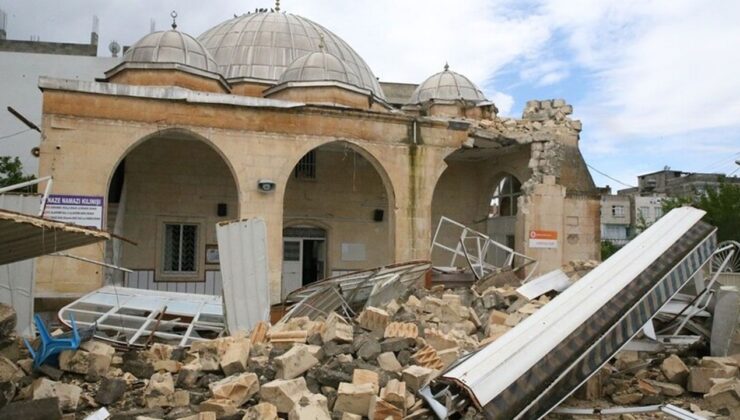 Şanlıurfa’da fırtına minare yıktı