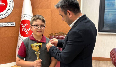 Türkiye dereceli öğrenciler müftülükte ödüllendirildi