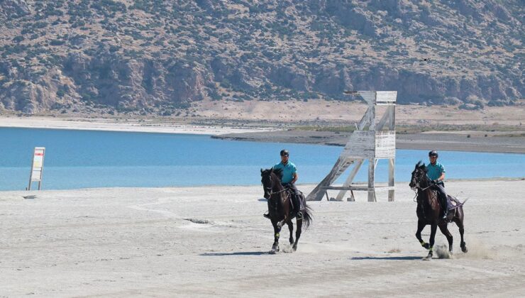 Salda Gölü’nde atlı jandarma ekibi göreve başladı