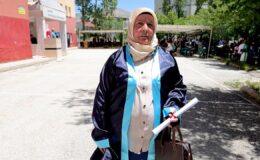Şehit oğlunun isteğini yerine getiren anne 51 yaşında liseden mezun oldu