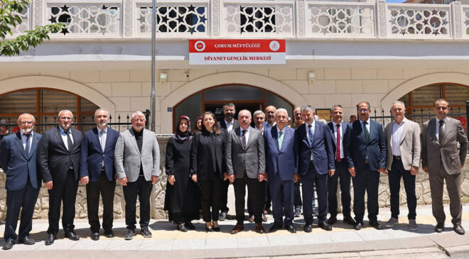 Vali Çalgan, Çorum Diyanet Gençlik Merkezini ziyaret etti